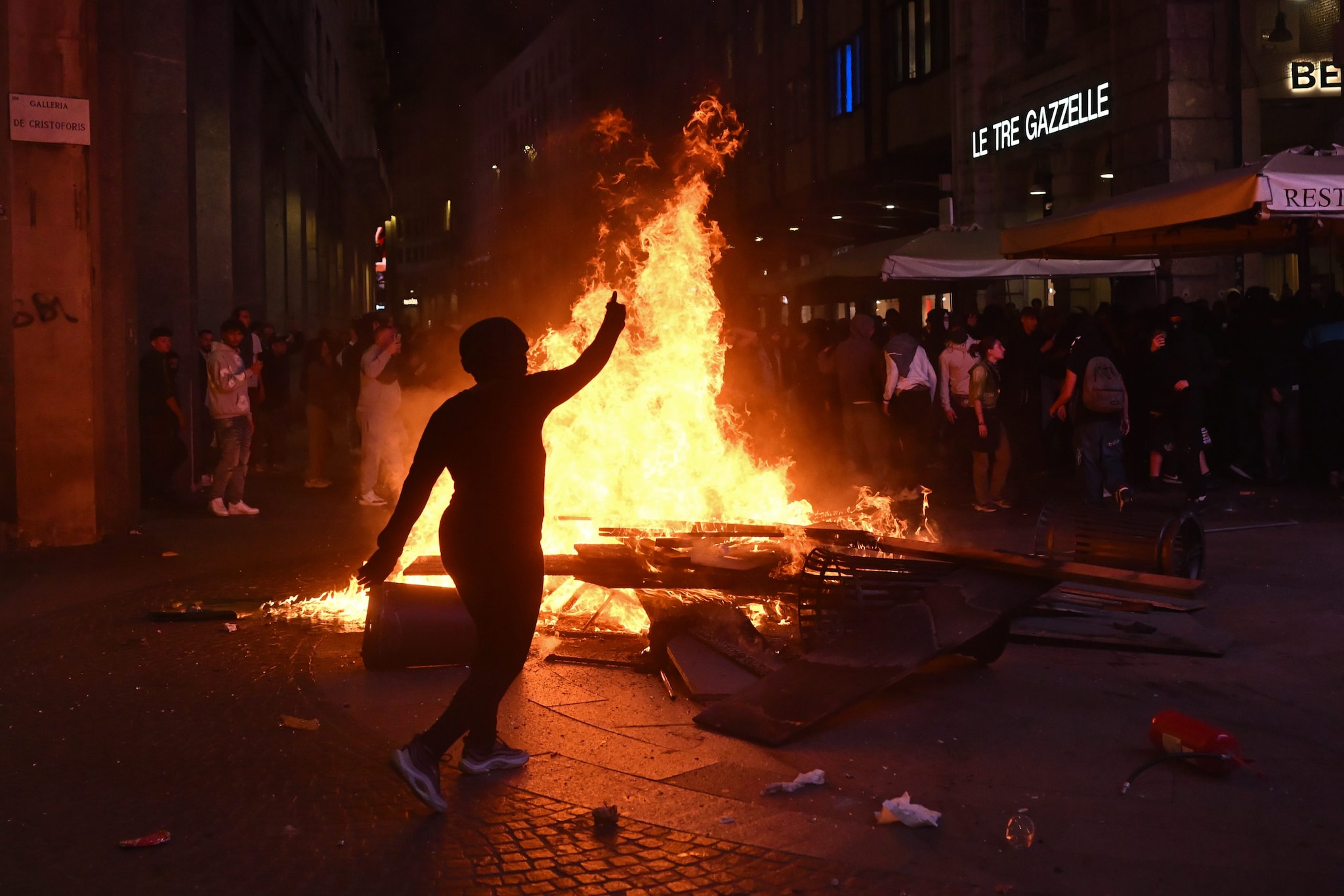 Come si fa la rivoluzione: cosa chiedono i ragazzi in protesta a Milano e le piazze di tutta Europa
