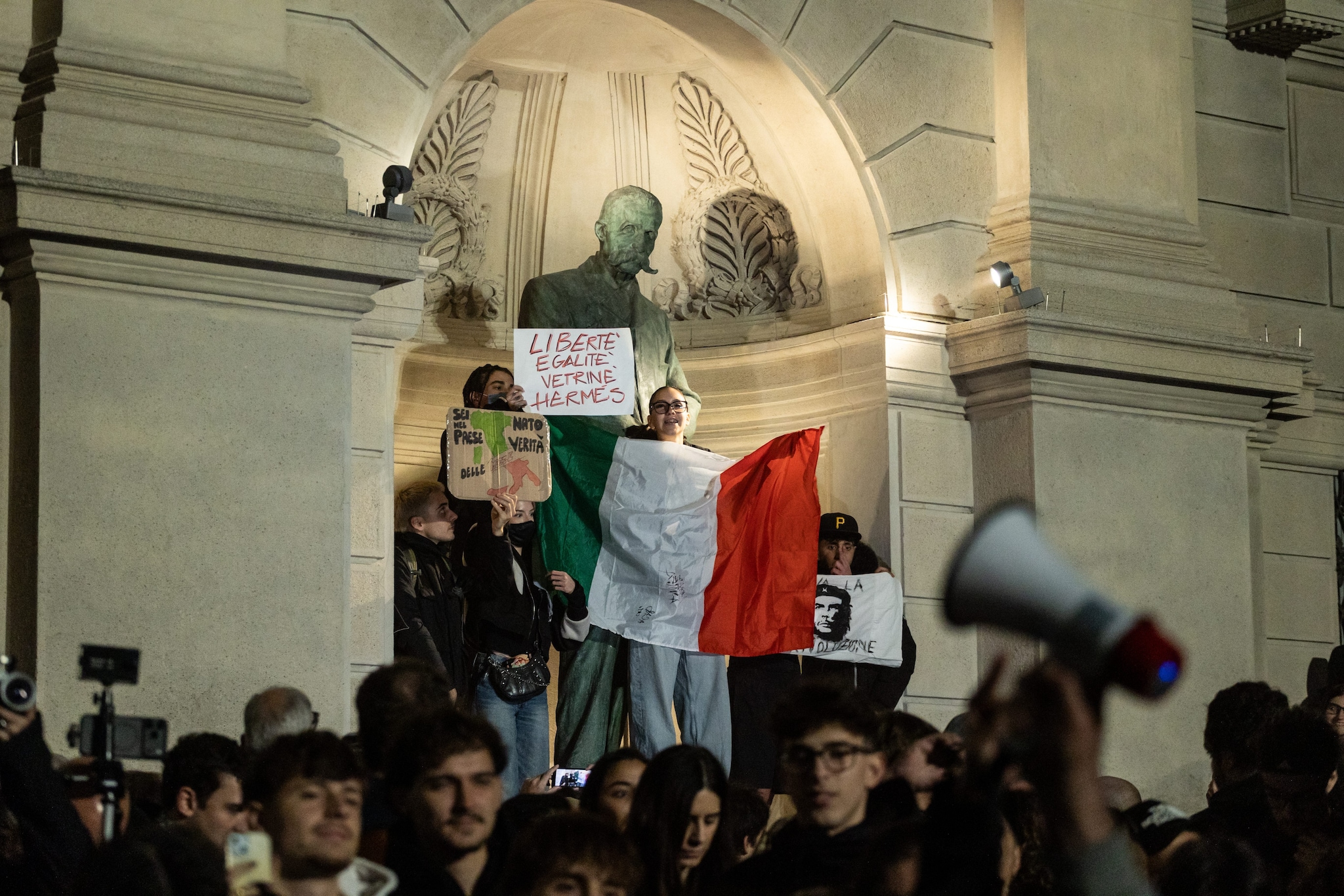 I giovani in piazza sventolano il tricolore, ma per la destra hanno il colore della pelle sbagliato