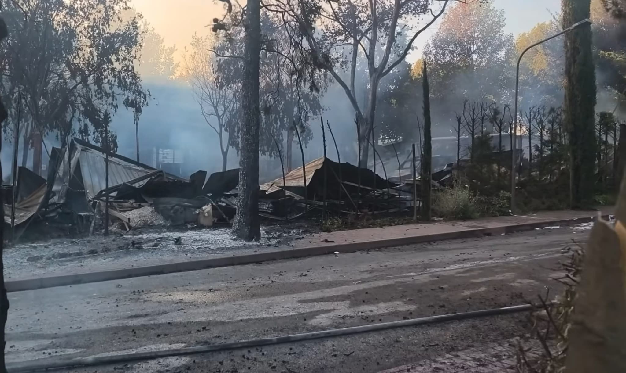 Incendio al camping Bella Italia di Peschiera, 30 bungalow coinvolti: 7 persone in ospedale