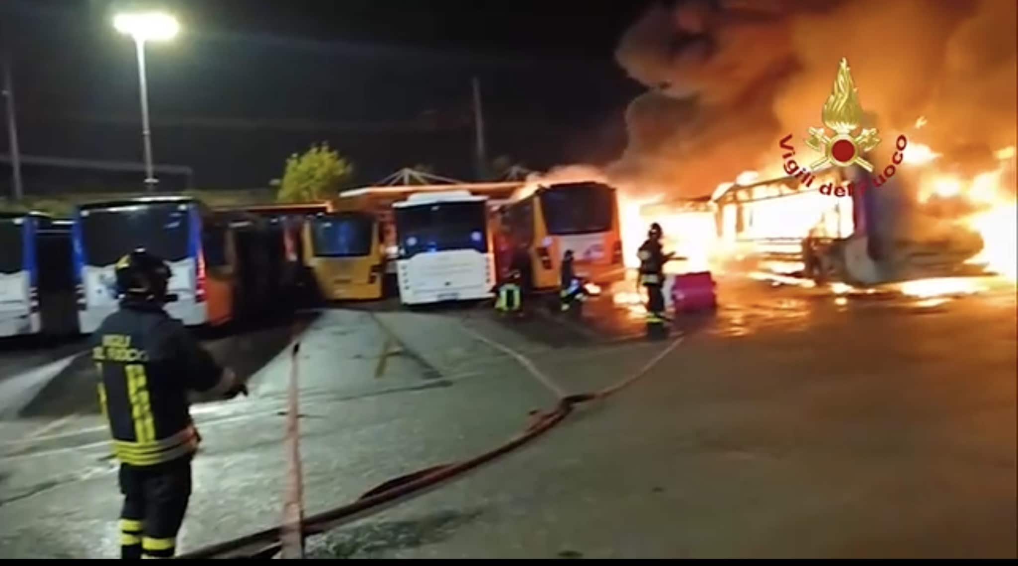 Incendio nel deposito di Autolinee Toscane nella notte, 12 bus distrutti: possibili disagi per i trasporti a Firenze