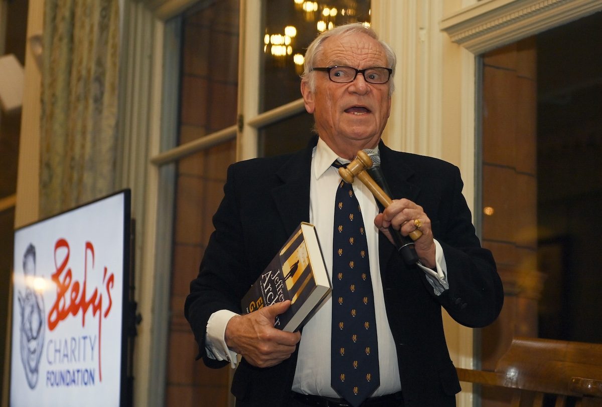 È morto Jeffrey Archer, lo scrittore dei bestseller e degli scandali: 300 milioni di copie e una vita da romanzo