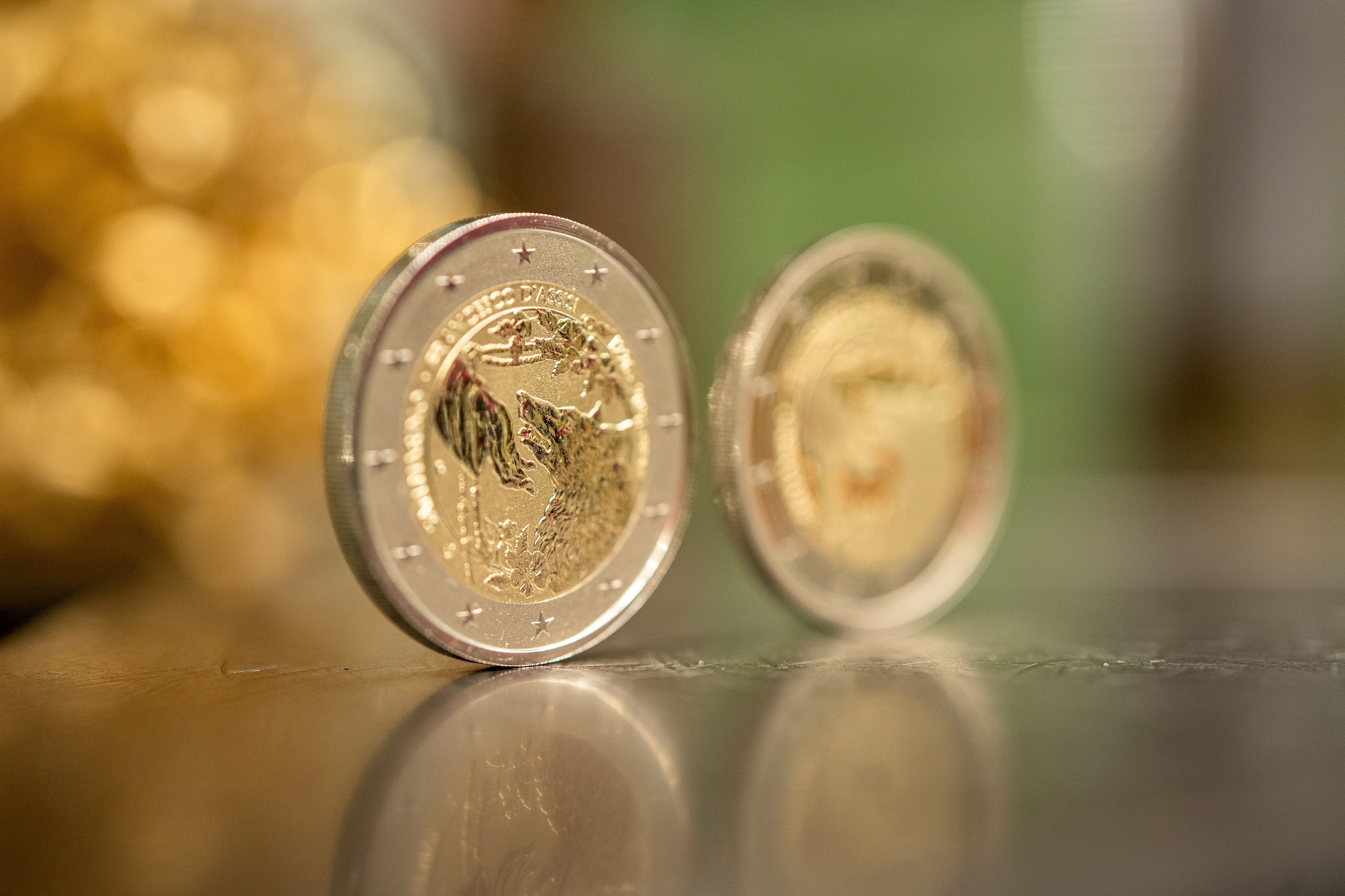 Le foto della nuova moneta da 2 euro dedicata a San Francesco: l'ha disegnata una 30enne italiana