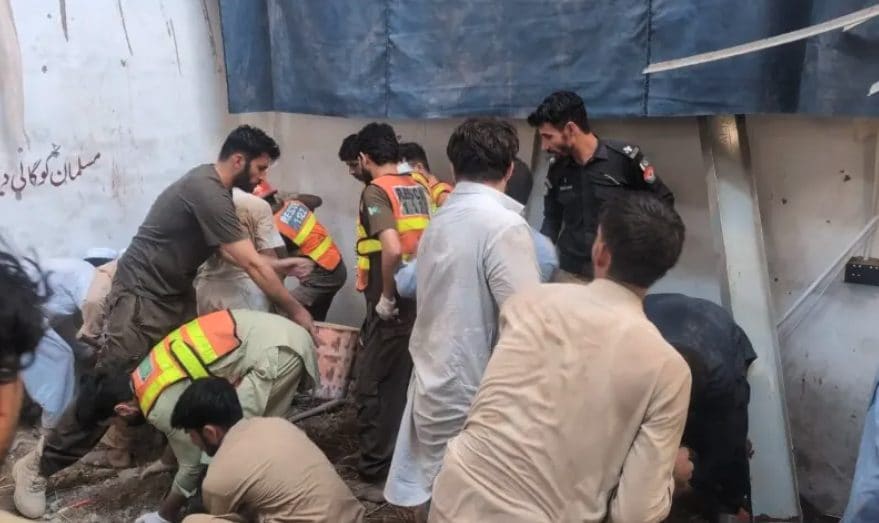 Crolla il tetto di una scuola in Pakistan: almeno 28 morti, 27 sono bambini