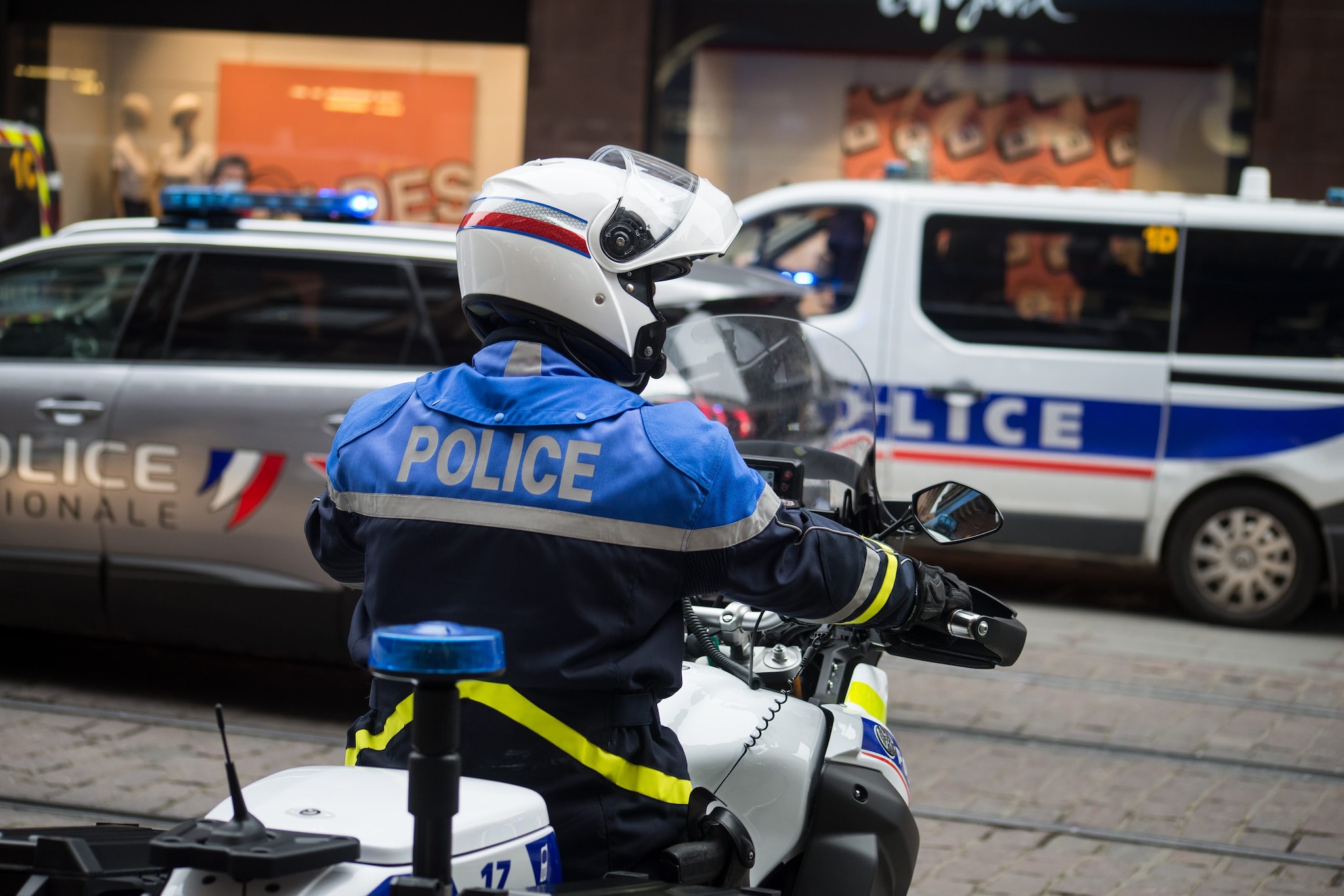 Preside e insegnante di una scuola media feriti da colpi di fucile da caccia a Aubagne, fermato 14enne