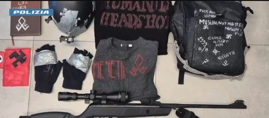 Armi, svastiche e manoscritti in casa a Catania: denunciato 14enne, alludeva a stragi a scuola