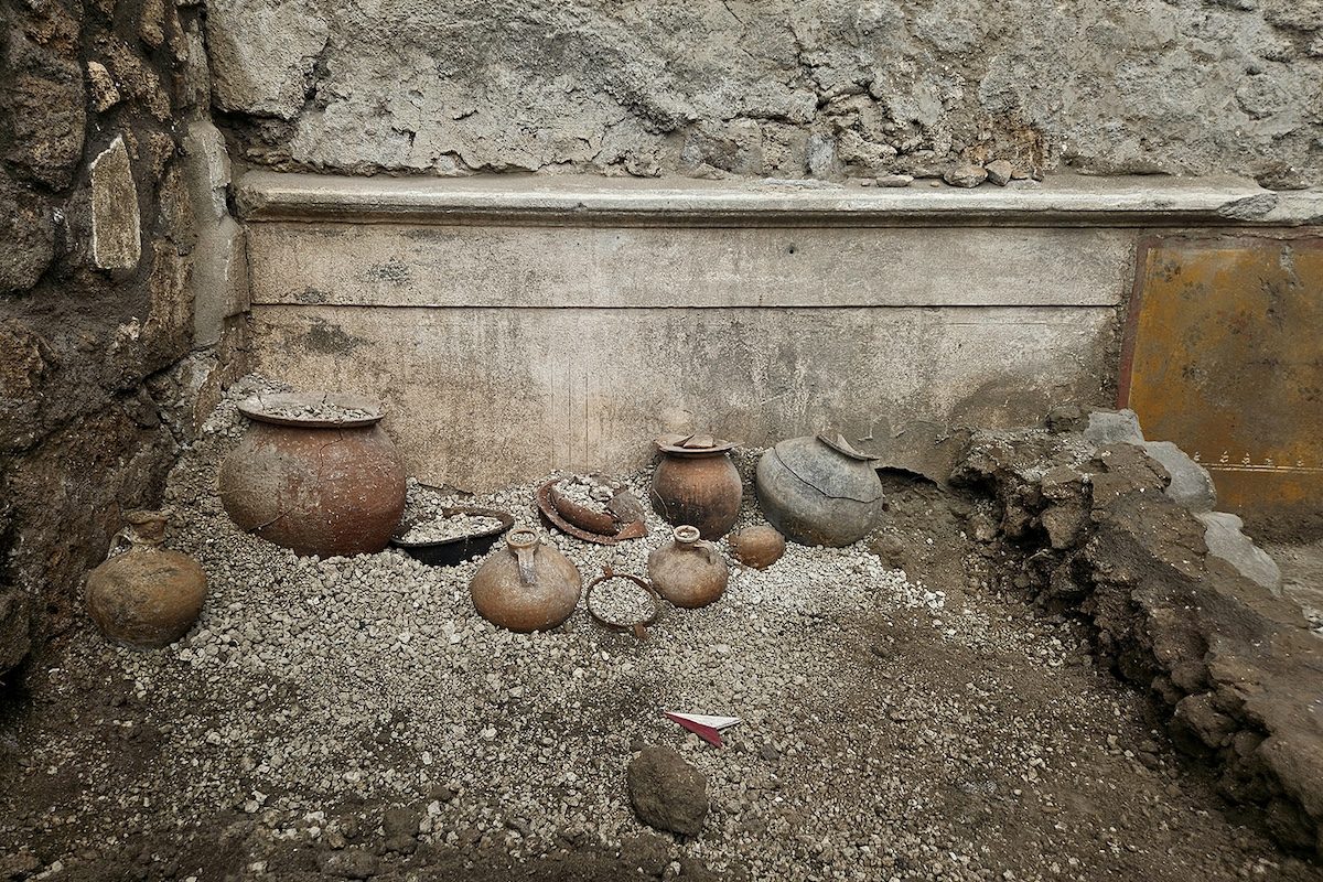 Pompei, riemerge un armadio chiuso da 2000 anni: monete, amuleti e ricordi di una vita interrotta dal Vesuvio