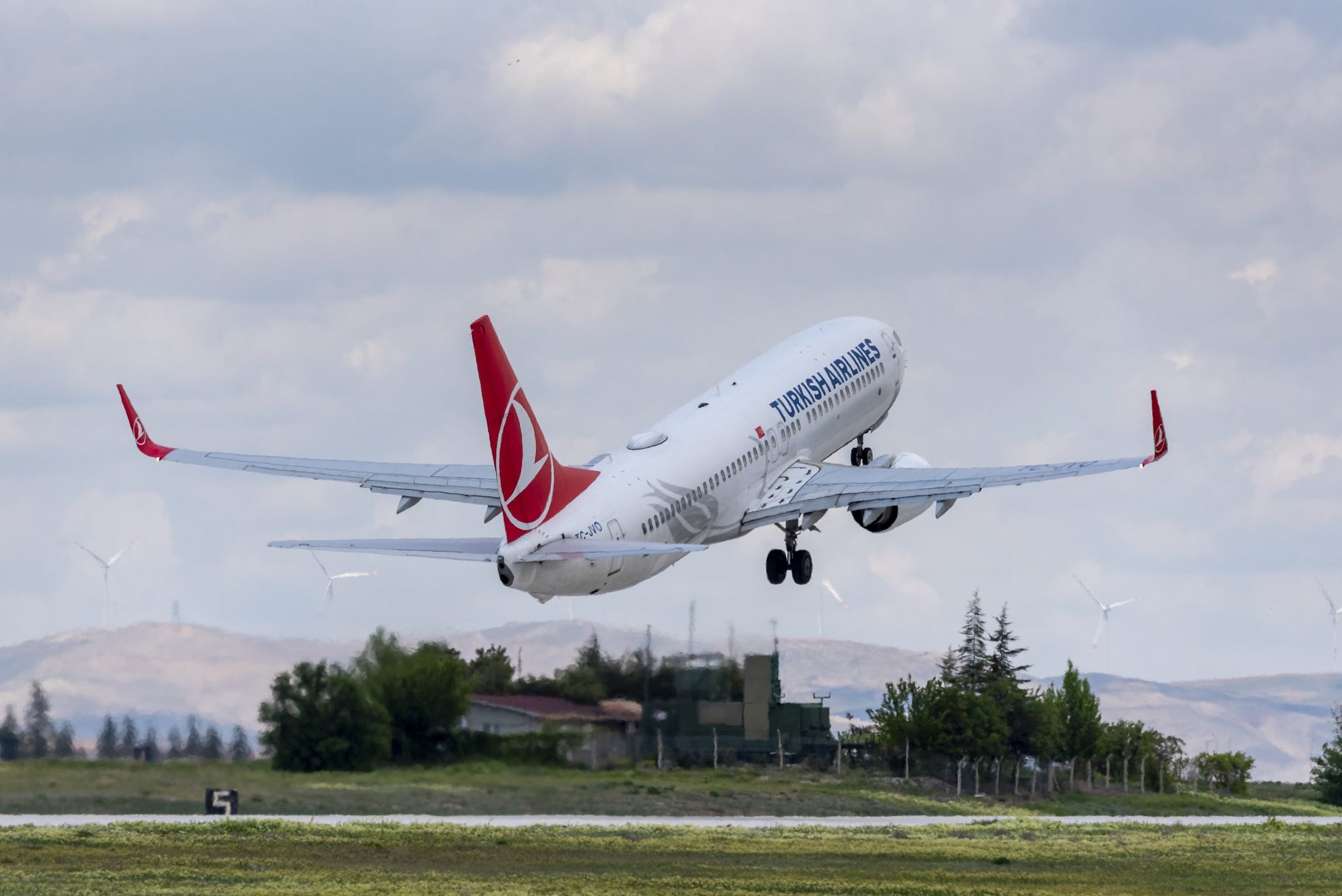 Il carburante sta per finire dopo due atterraggi falliti, volo Turkish Airlines costretto a dichiarare emergenza