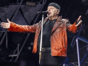 Vasco Rossi pubblica il singolo Marea e riceve un dottorato