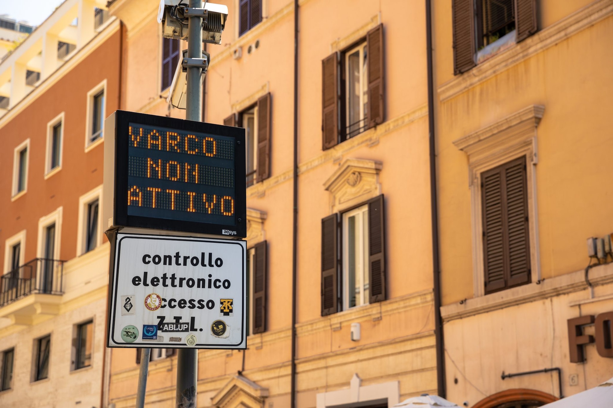 Cambia auto e prende 165 multe in Ztl per oltre 10mila euro ma era il sistema che aveva invertito i numeri di targa