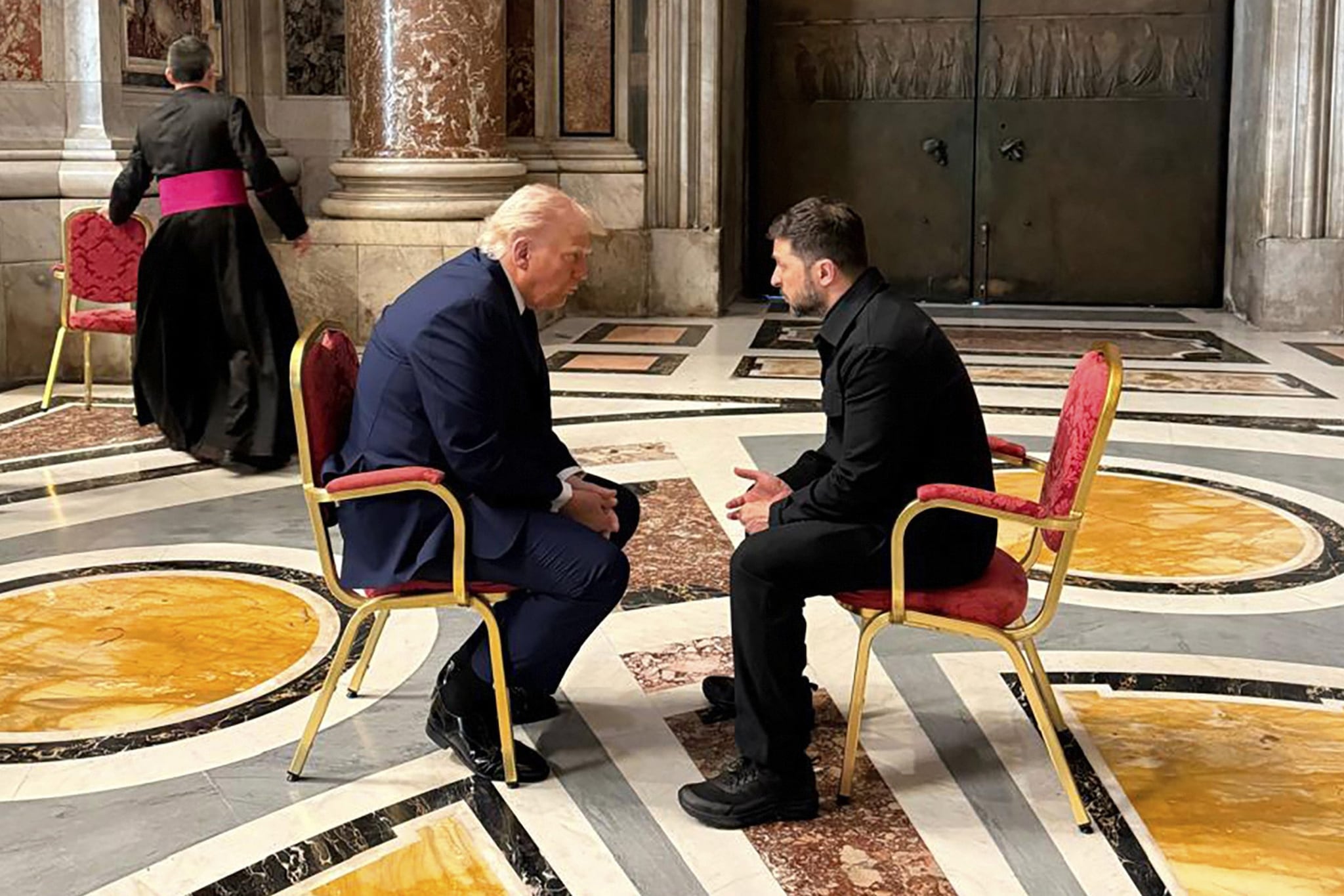 Rottura Trump-Zelensky, l’ex responsabile dell’intelligence NATO: “Incertezza sul sostegno a Kiev favorisce Mosca”