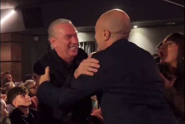 L'abbraccio di Max Pezzali e Mauro Repetto dopo la distanza: 30 anni di 883 e amicizia senza mai litigare
