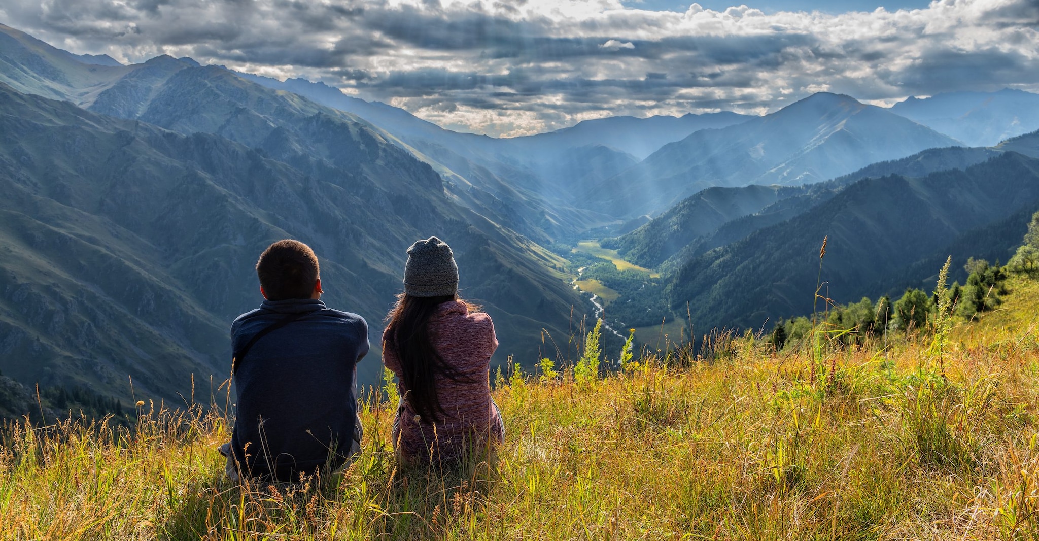 I genitori lasciano i figli di 13 e 16 anni in montagna da soli ma il rifugio è chiuso: salvati dai soccorsi