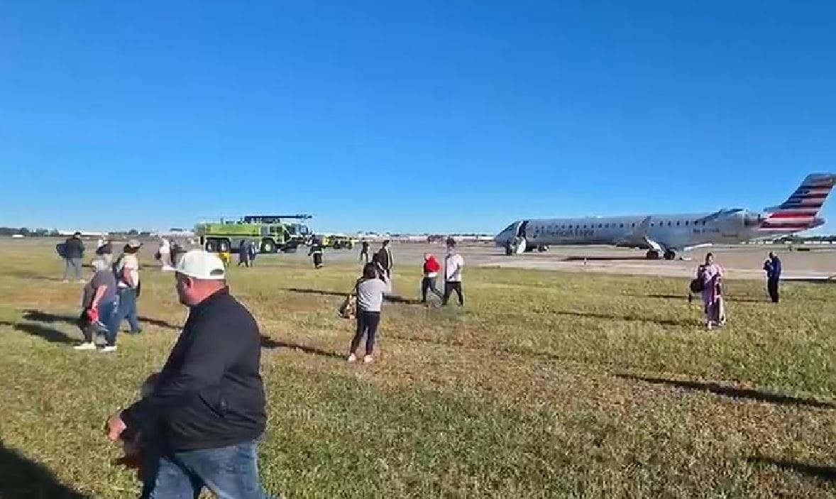 Fumo e odore di bruciato invadono l'aereo, passeggeri si lanciano dall'ala dopo l'atterraggio: "Pensavamo di morire"