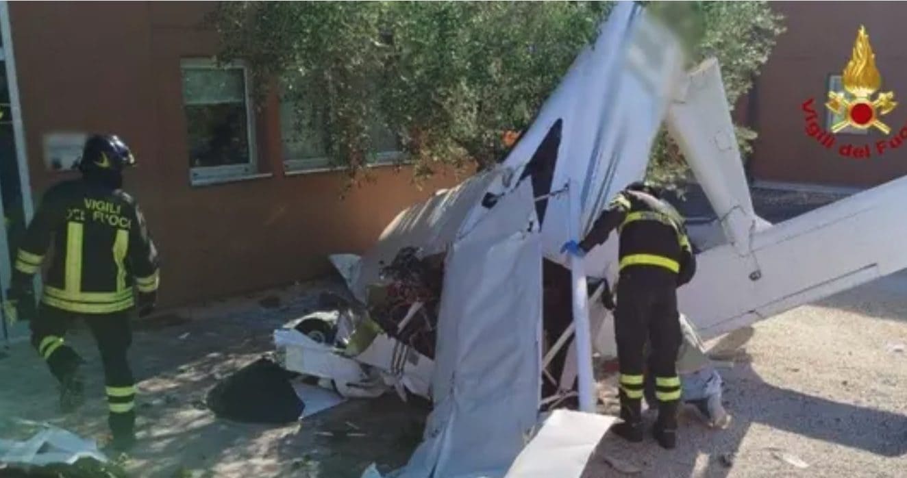 Aereo da turismo perde quota e si schianta su un capannone a Recanati, gravi pilota e passeggero