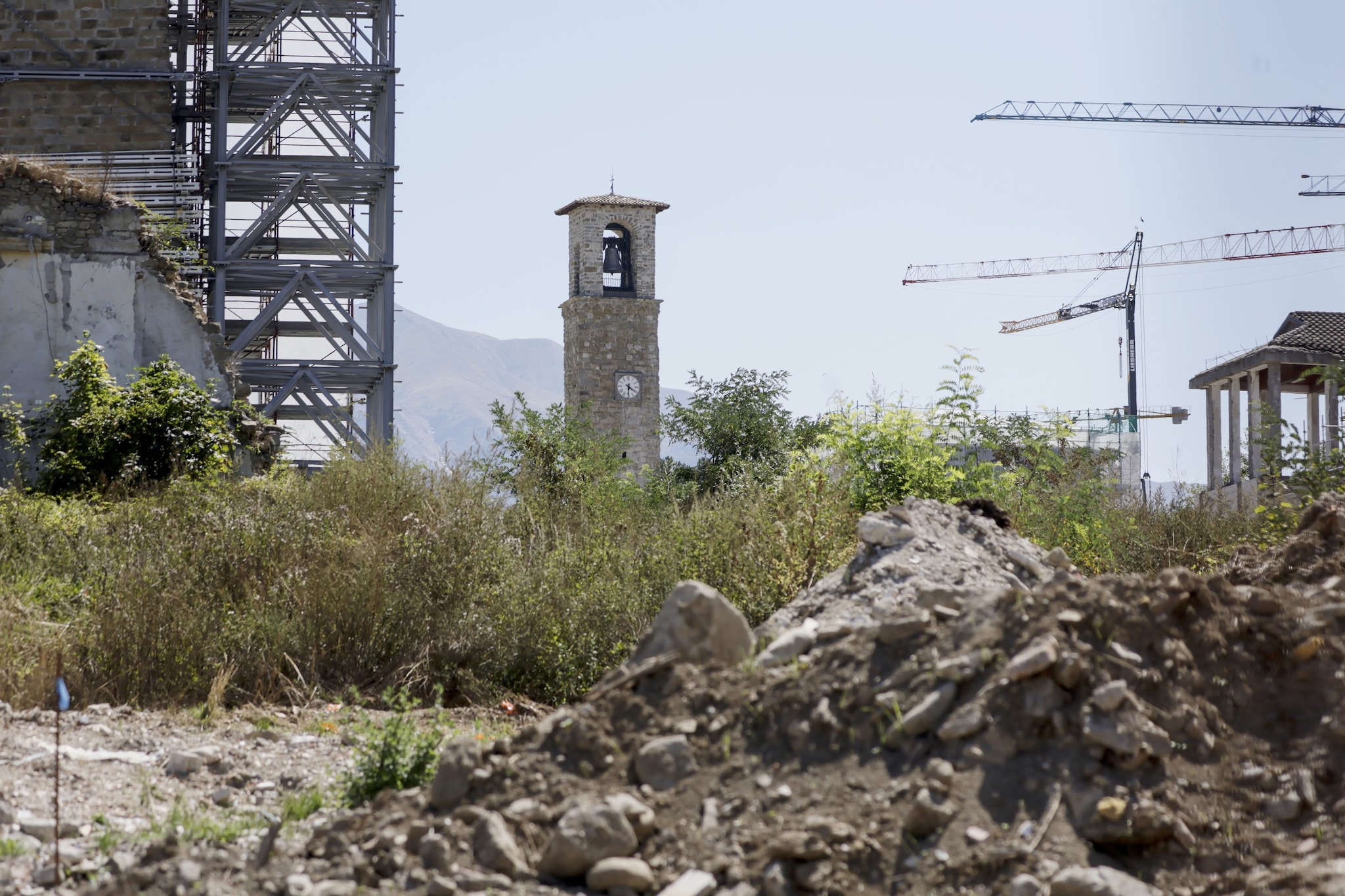 Terremoto Centro Italia 10 anni dopo: spopolamento record, due cantieri pubblici su tre mai partiti