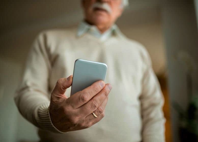 "Puoi prestarmi il telefono?" e gli ruba 800 euro dal conto: anziano raggirato all'ospedale di Fabriano