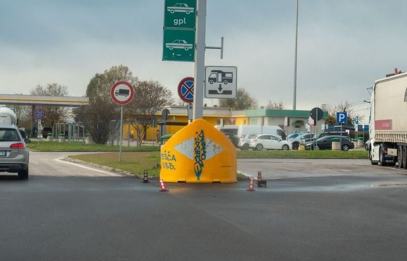 Maria scomparsa sull’autogrill e trovata morta, compagno interrogato per ore: “Ha detto che aveva dimenticato il foulard”