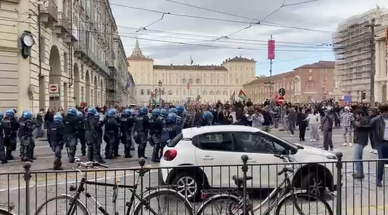 Auto sfreccia tra i manifestanti a Torino, poi viene protetta dagli agenti. Un testimone: "Ha seminato il panico”