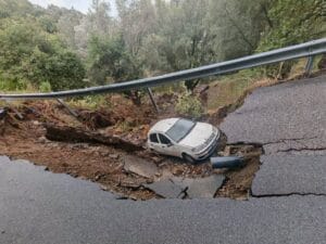 Auto inghiottita da una voragine nel Reggino