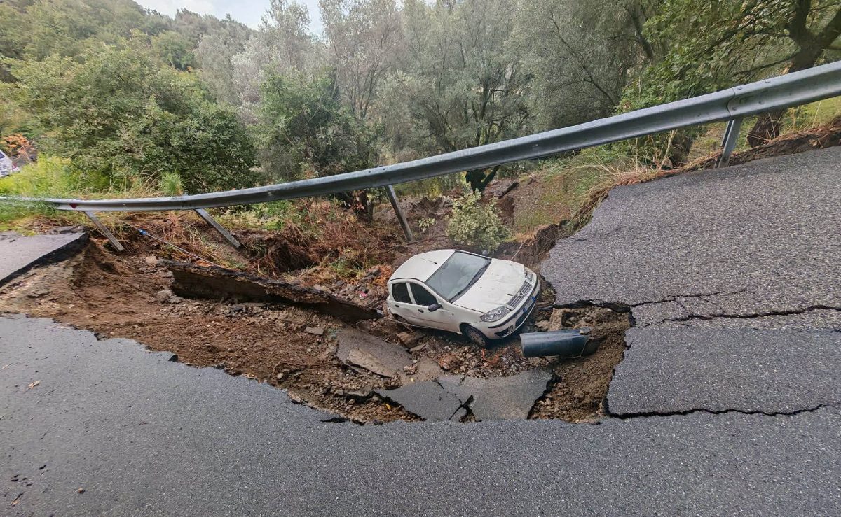 Auto inghiottita da una voragine apertasi per le piogge nel Reggino: le foto della strada distrutta