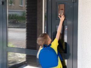Madre condannata per aver lasciato il figlio di 9 anni fuori casa