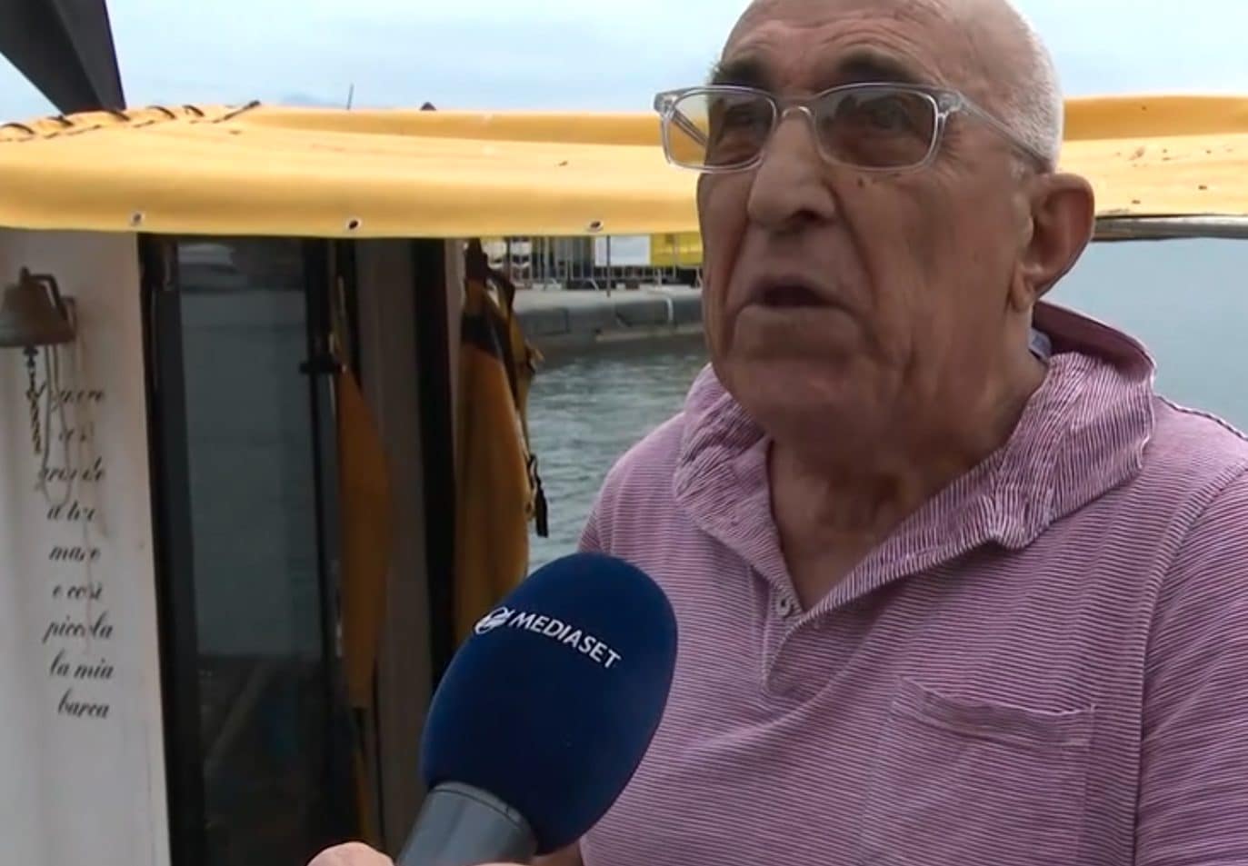Pulisce ogni giorno la spiaggia per i bambini, ma è a petto nudo: Benedetto multato a Porto Venere