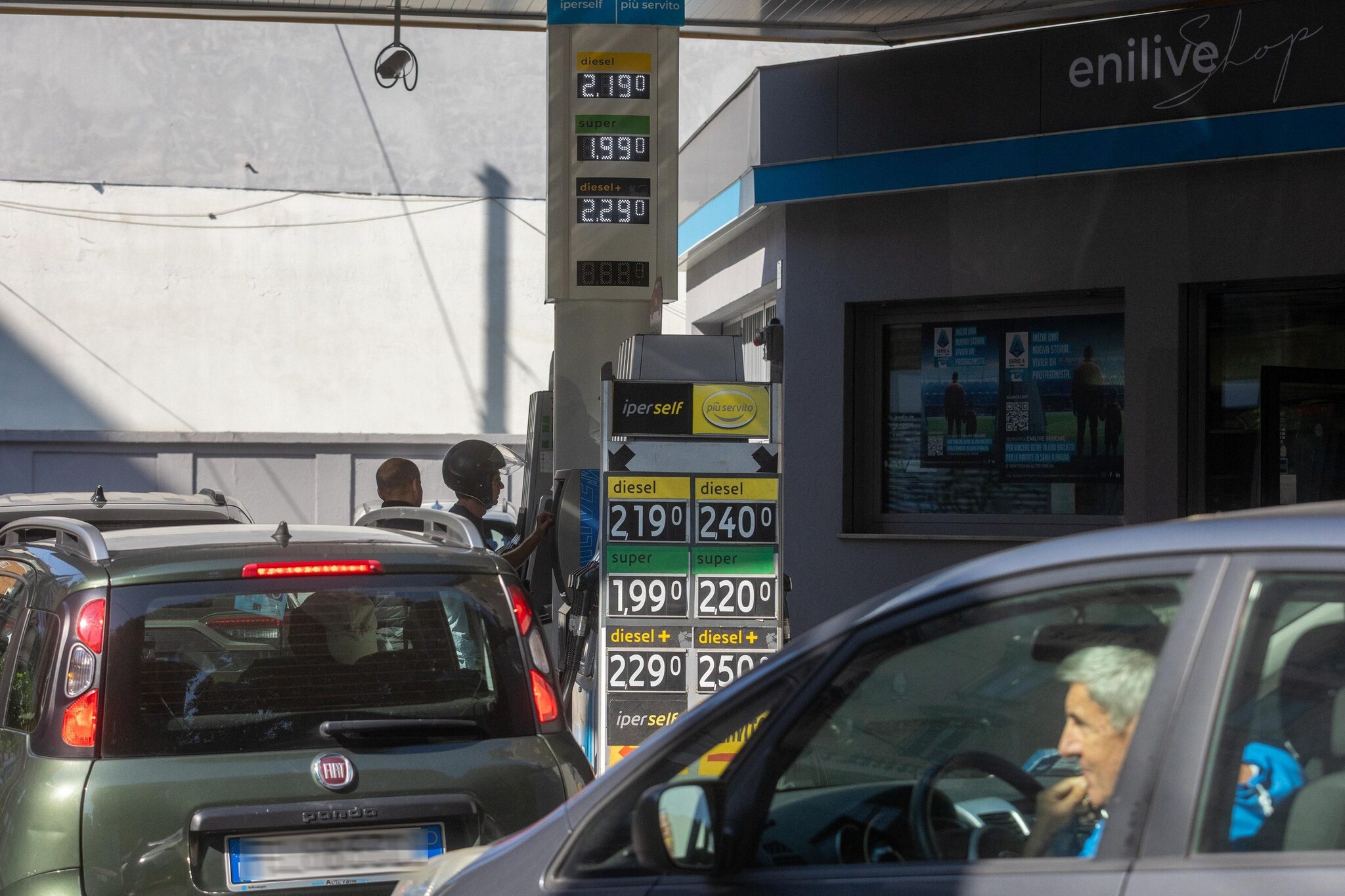 Caro carburanti, bus gratis a Reggio Calabria, il sindaco Cannizzaro: "Fate benzina solo se necessario"
