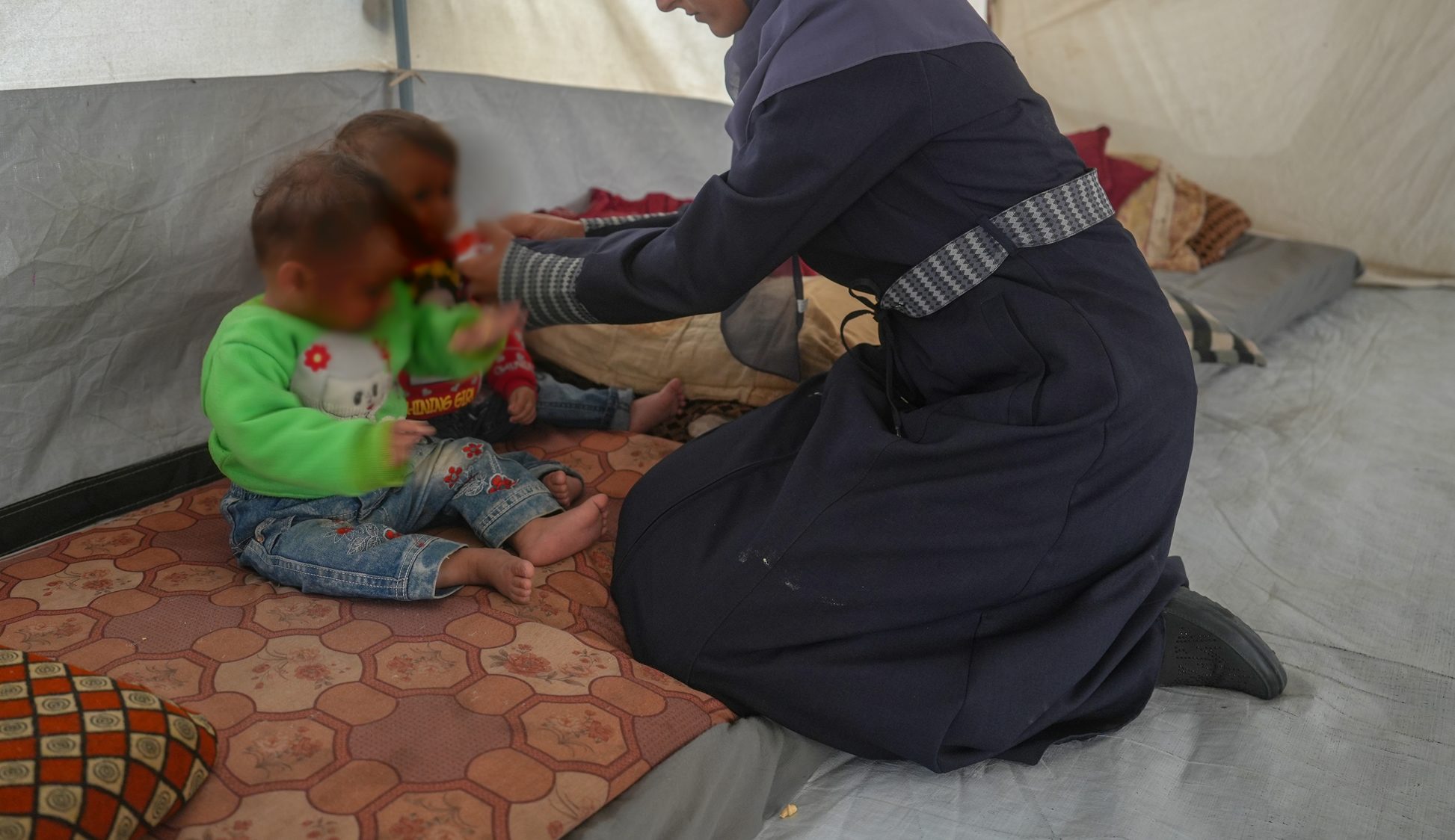 Guerre e clima i killer dell'infanzia, un bimbo su 4 sotto i 5 anni in grave povertà: la campagna di Save the Children