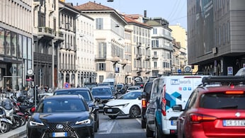 Automobili nel traffico cittadino: per il 2027 si valuta l'estensione dell'esenzione dal bollo auto anche alle vetture oltre 80 kW.