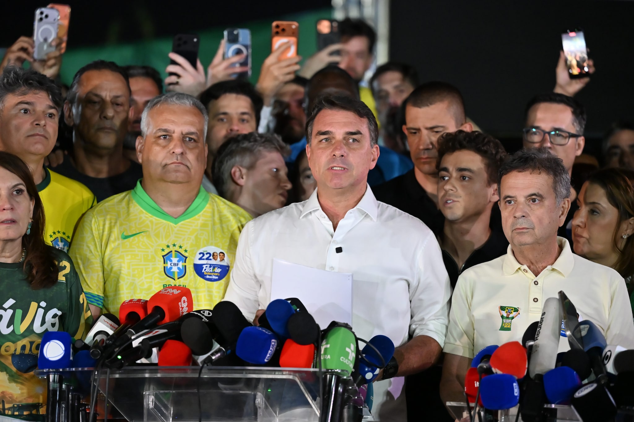 Giallo in Brasile, Bolsonaro potrebbe essere fuggito in Argentina per recarsi negli Usa: annullati i suoi passaporti