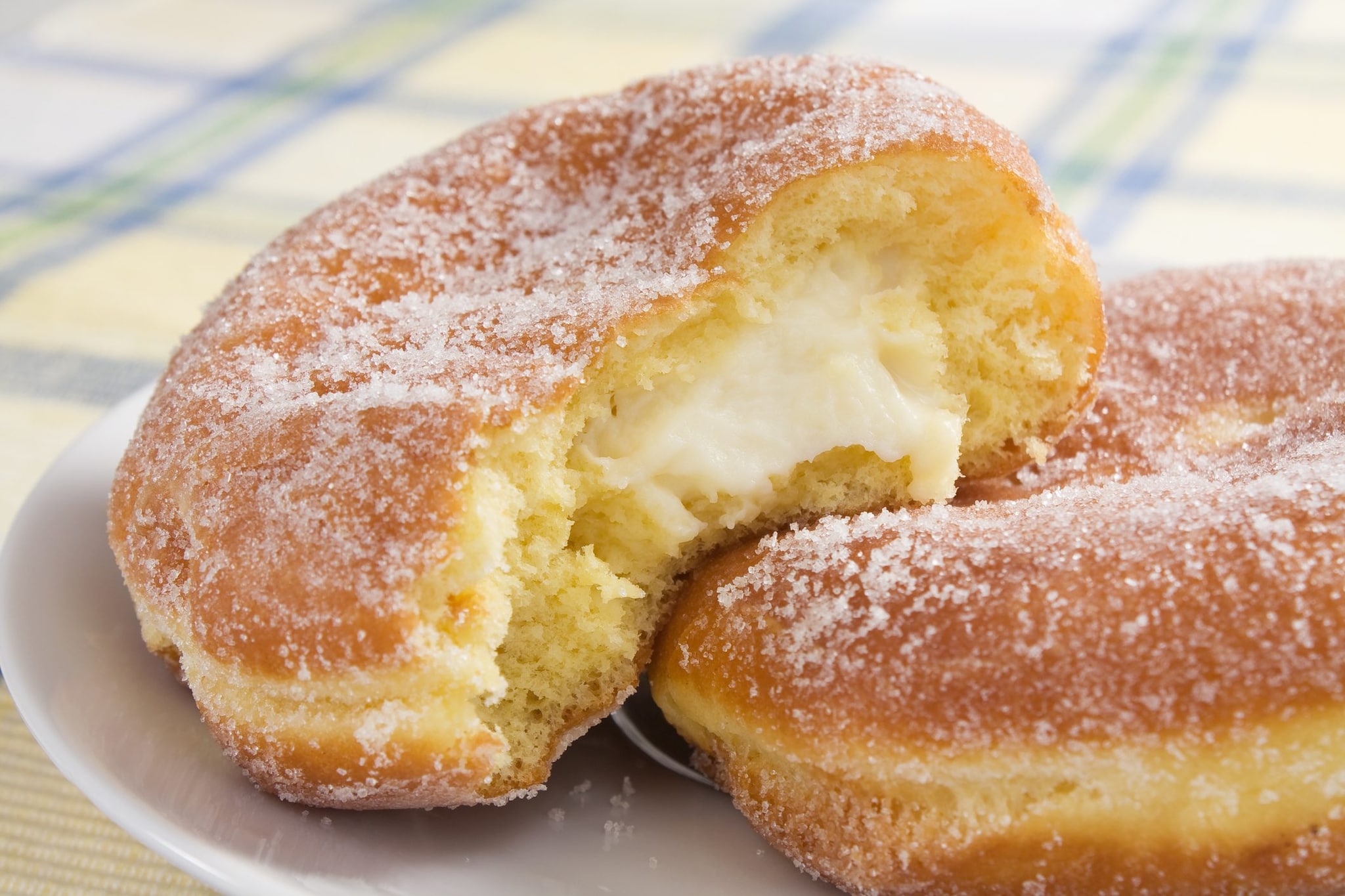Uccide il cugino disabile con un bombolone alla crema per l'eredità: 76enne ai domiciliari a Reggio Emilia