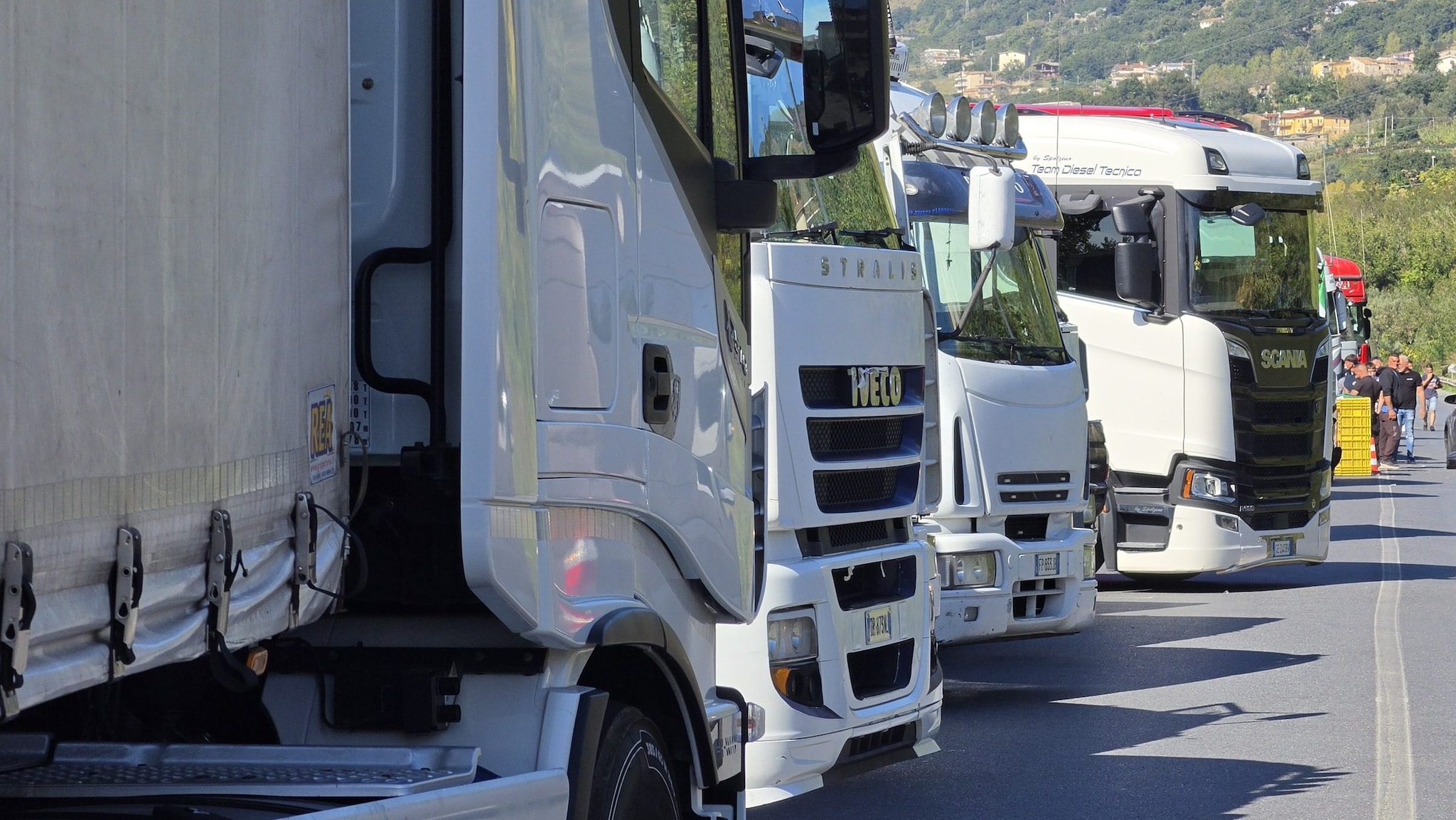 Sciopero autotrasportatori, bloccate A1 e A30 contro caro carburanti: traffico in tilt e scaffali dei supermercati vuoti