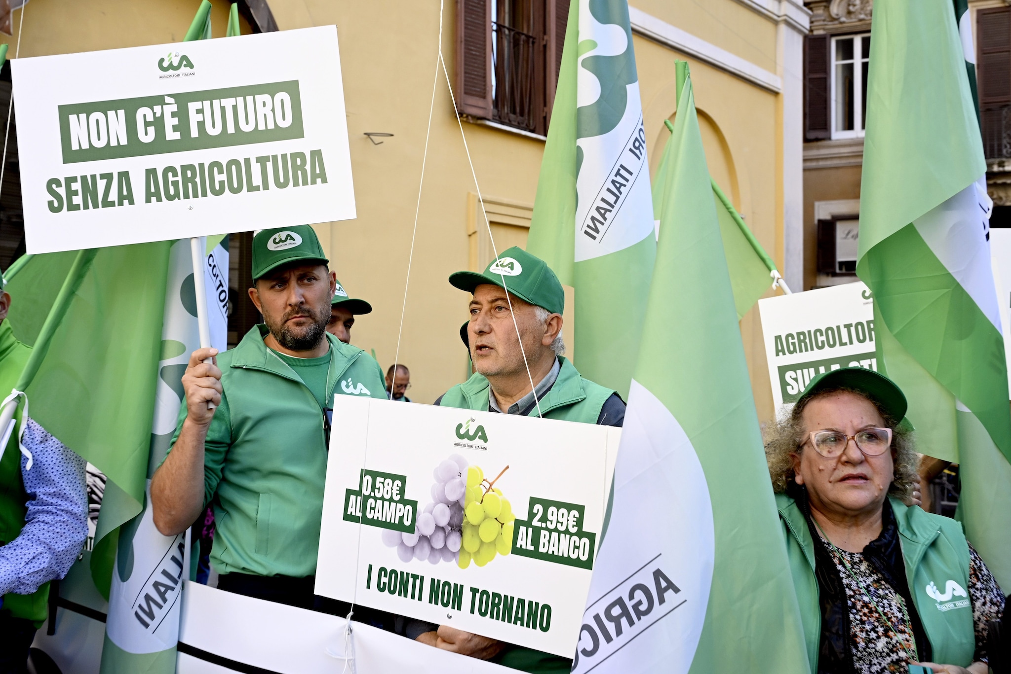Uva e carote aumentano del 400%, protestano anche gli agricoltori: "I prezzi crescono ma noi veniamo pagati una miseria"