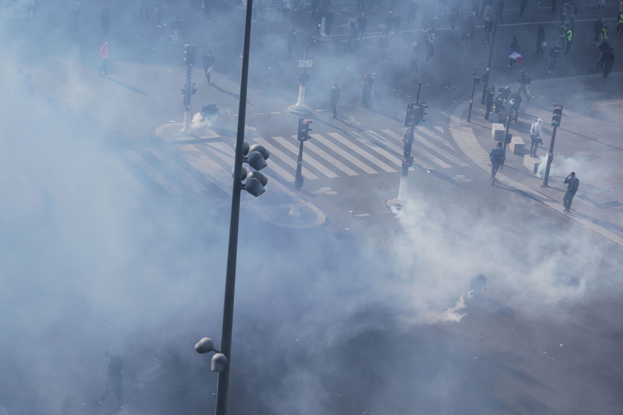 Proteste in Francia, coprifuoco a Parigi, Lione, Lille e Nizza