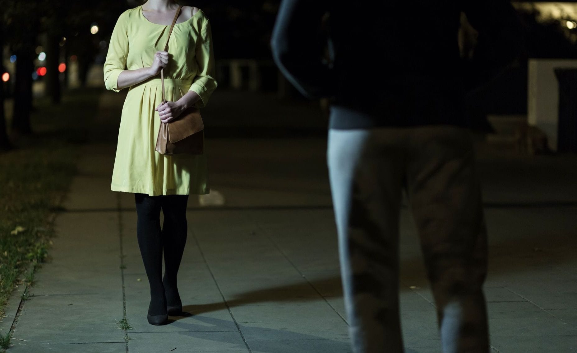 “Sconosciuto mi ha accoltellata”, ferita chiede aiuto in strada ma si era inventata tutto: denunciata