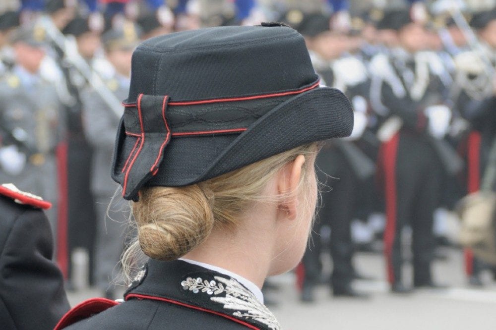 Mente al marito sulla paternità dei figli concepiti con l'amante: indagata una marescialla dei carabinieri