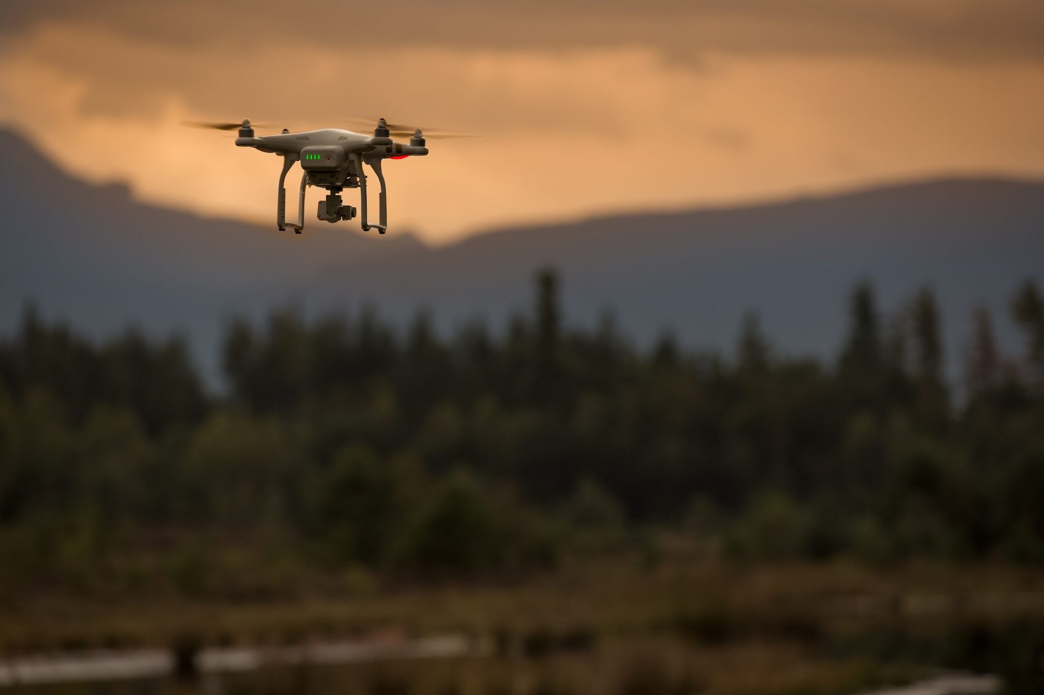 Drone viola lo spazio aereo lituano, revocato l'allerta ai cittadini: "Potrebbe essere solo uno stormo di uccelli"