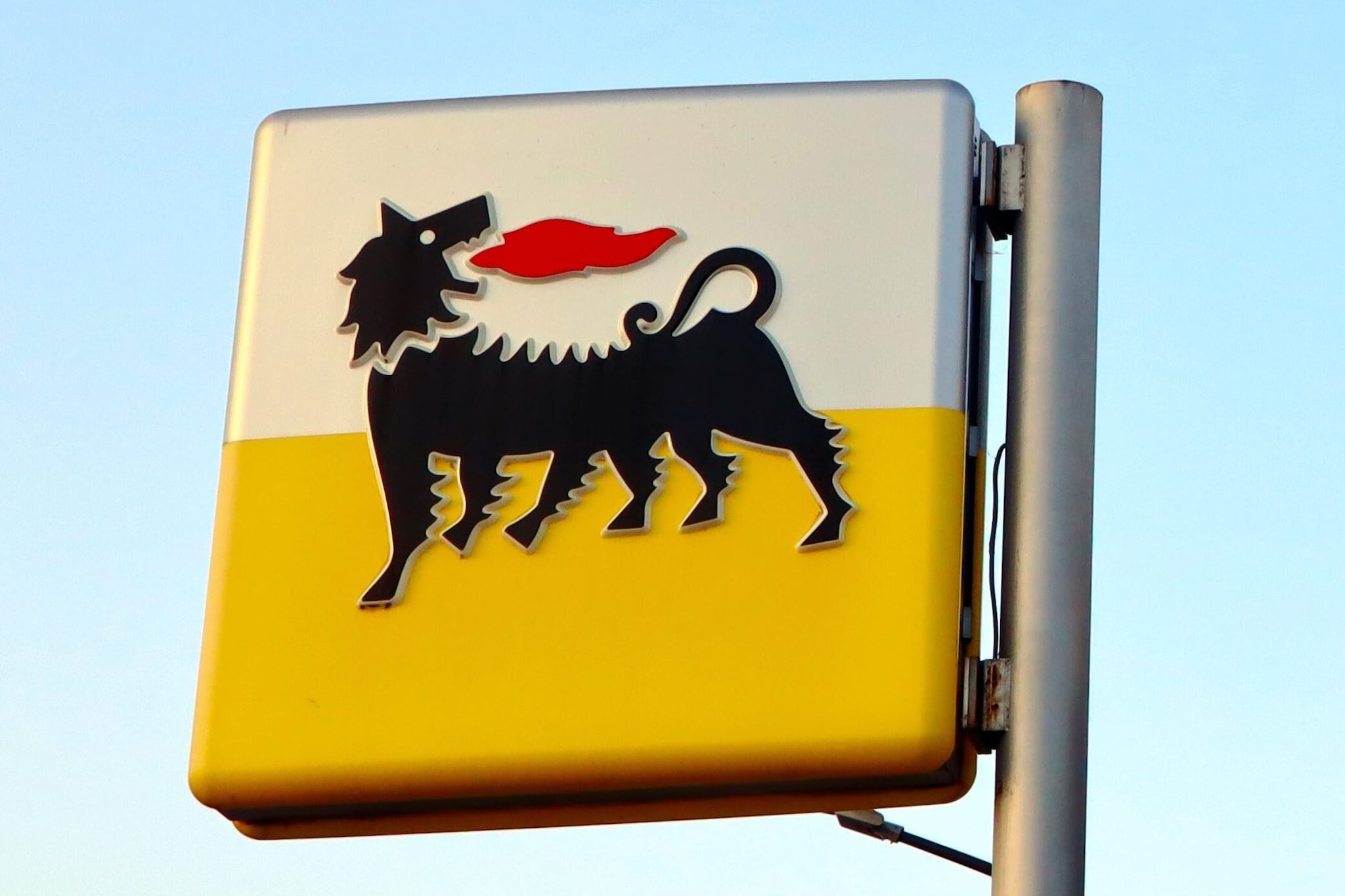 ENI triplica i guadagni, +202%: il governo non sa ancora se alzare le tasse al settore energetico in Manovra