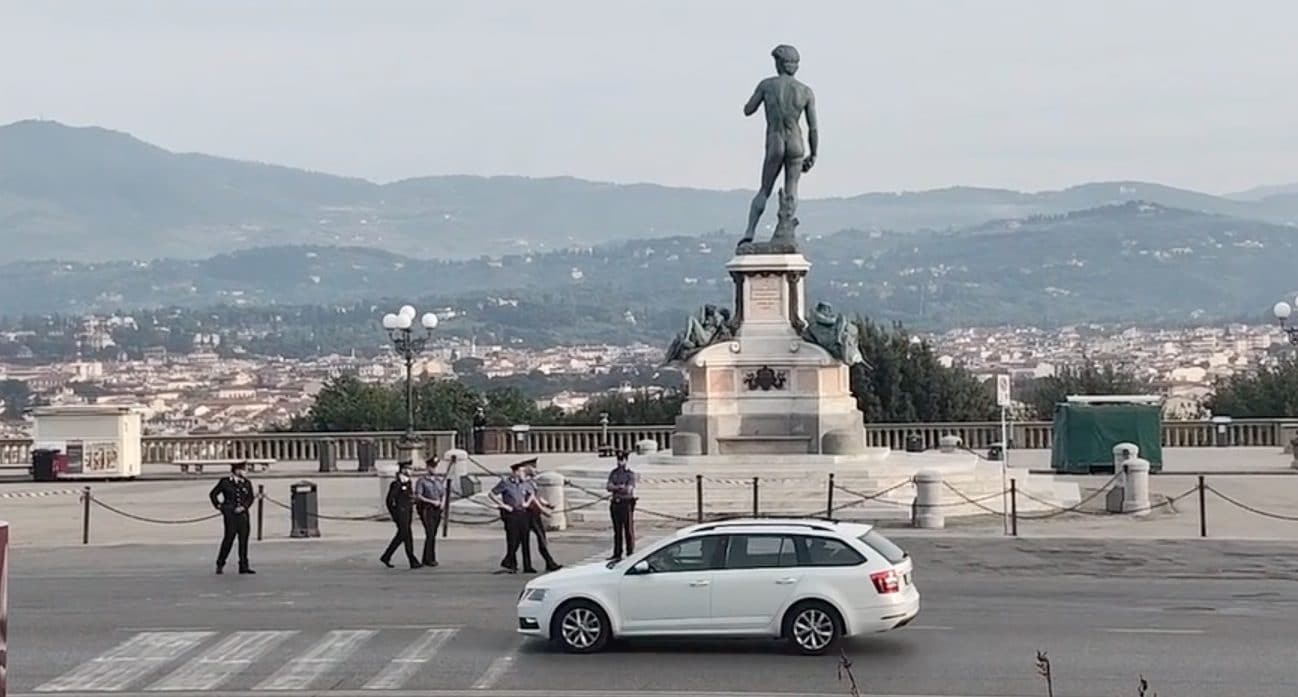 Firenze, bombola di gas sotto la copia del David in piazzale Michelangelo: concluso l'intervento degli artificieri