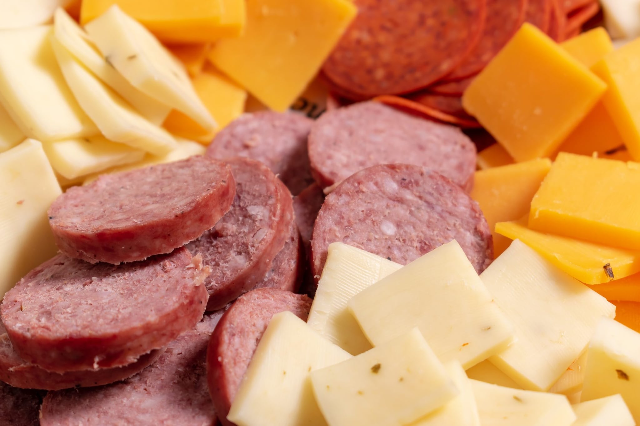 Richiamati dai supermercati un formaggio e un salame per rischio microbiologico: l'allerta del Ministero