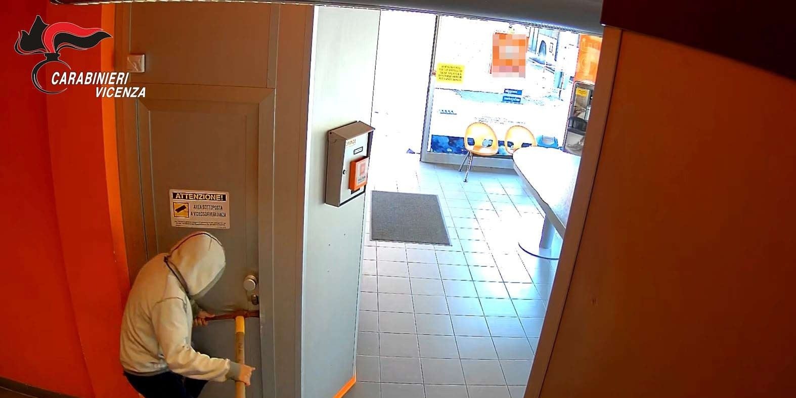Fermato il ladro seriale "Picoman": scassinava i negozi usando un piccone, identificato dai tatuaggi