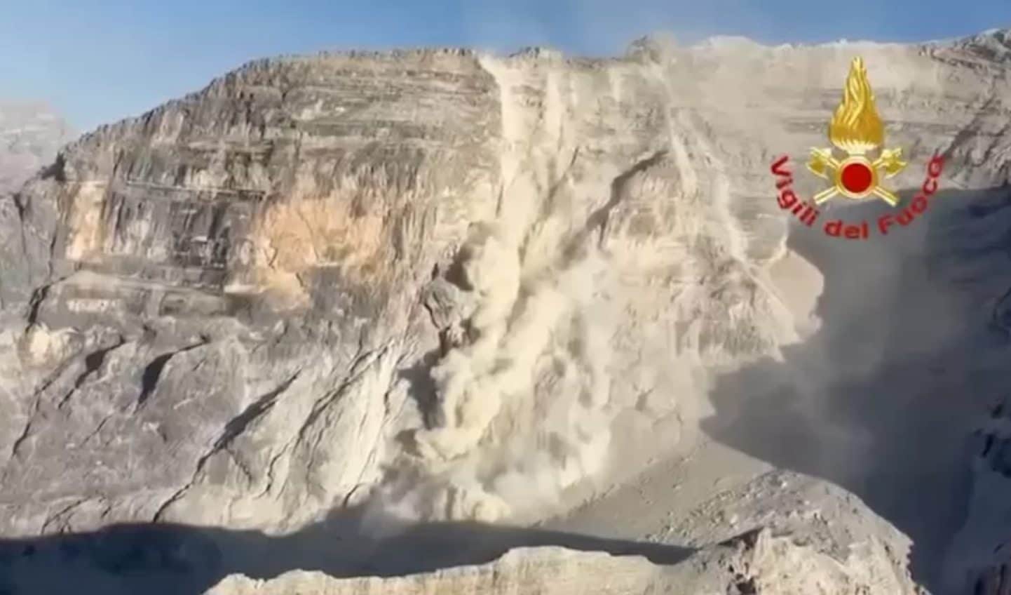 Cortina, frana sulle Tofane, il video dei Vigili del fuoco: nube di polvere altissima, chiusi i sentieri