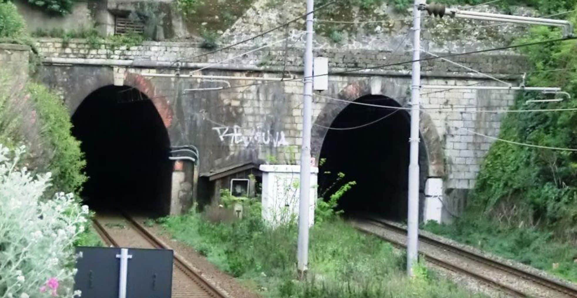 Sestri Levante, uomo di 40 anni travolto e ucciso da un treno in galleria: forse cercava riparo dalla pioggia