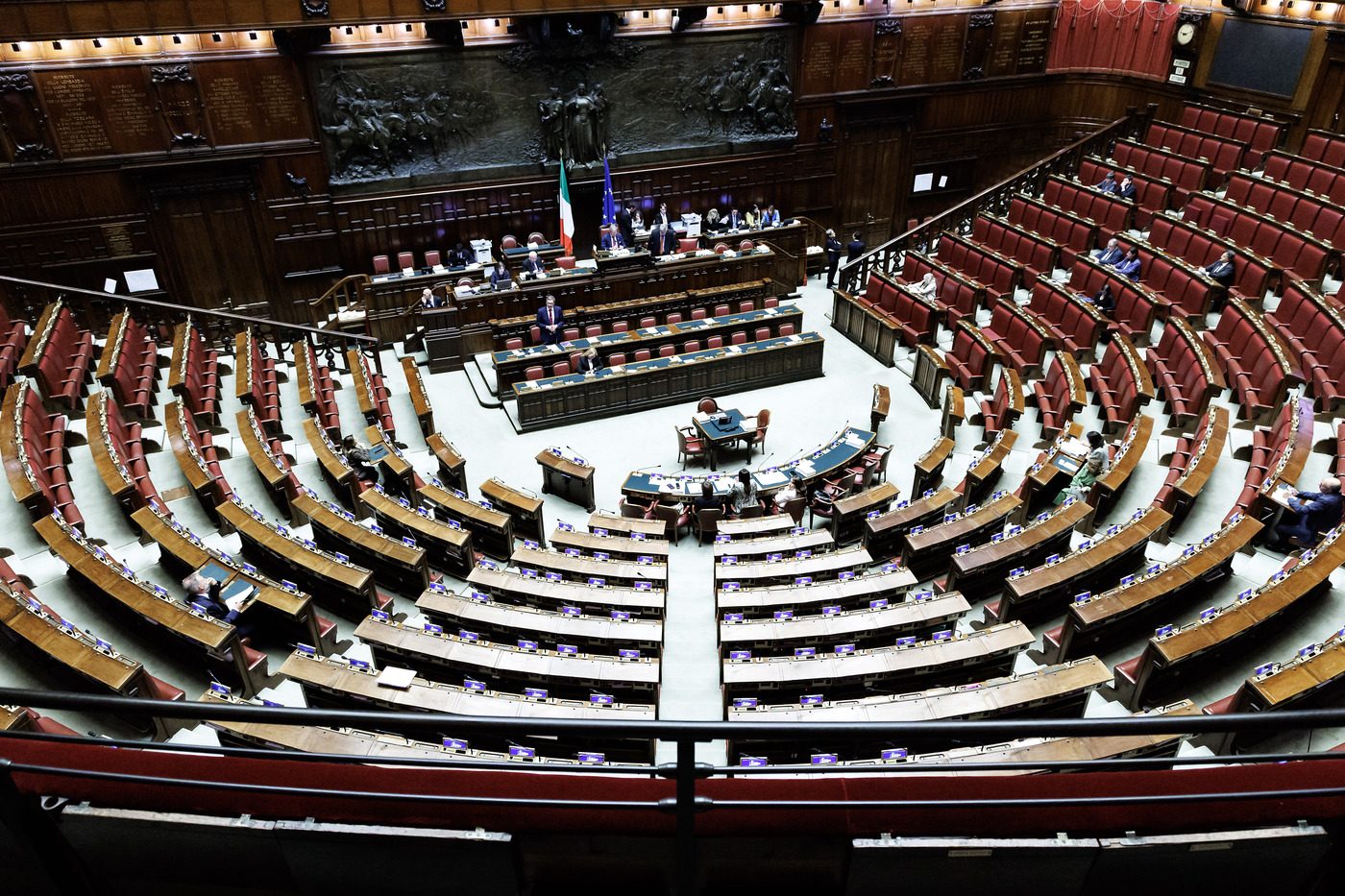 Giorgetti ha detto al Parlamento vuoto che il futuro è nero: ecco la fotografia della politica italiana