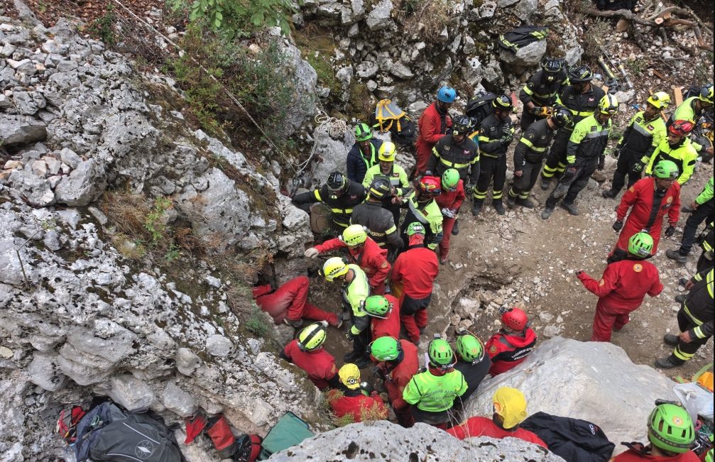 È stato estratto vivo lo speleologo Luca Olmetto: era bloccato nella grotta in Sardegna da 27 ore