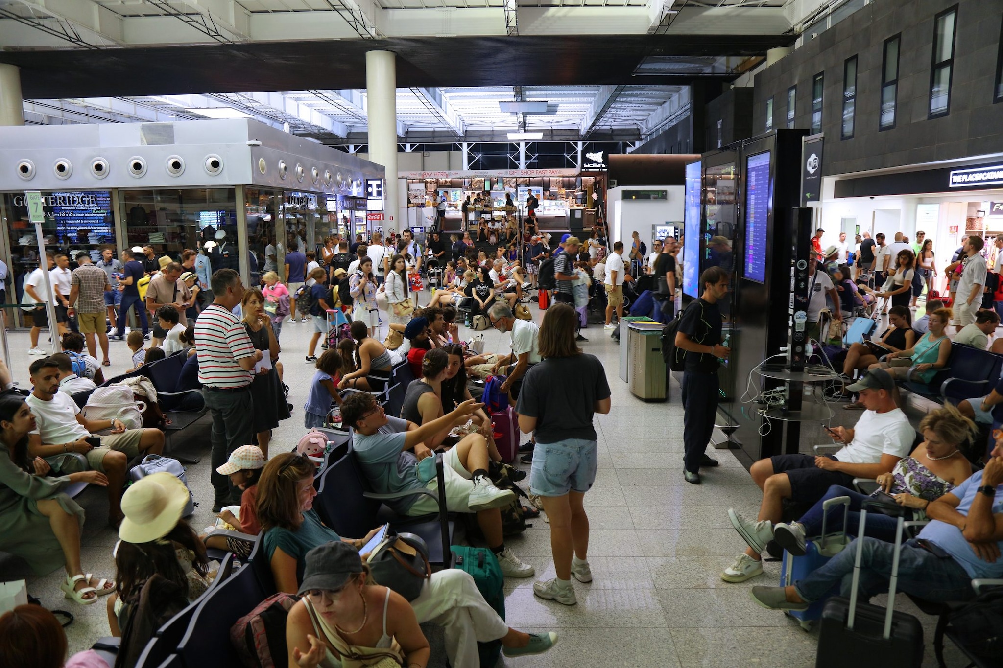 Cerca di salire a bordo dell'aereo nascondendo un coltello nella cintura, fermato un 37enne a Catania