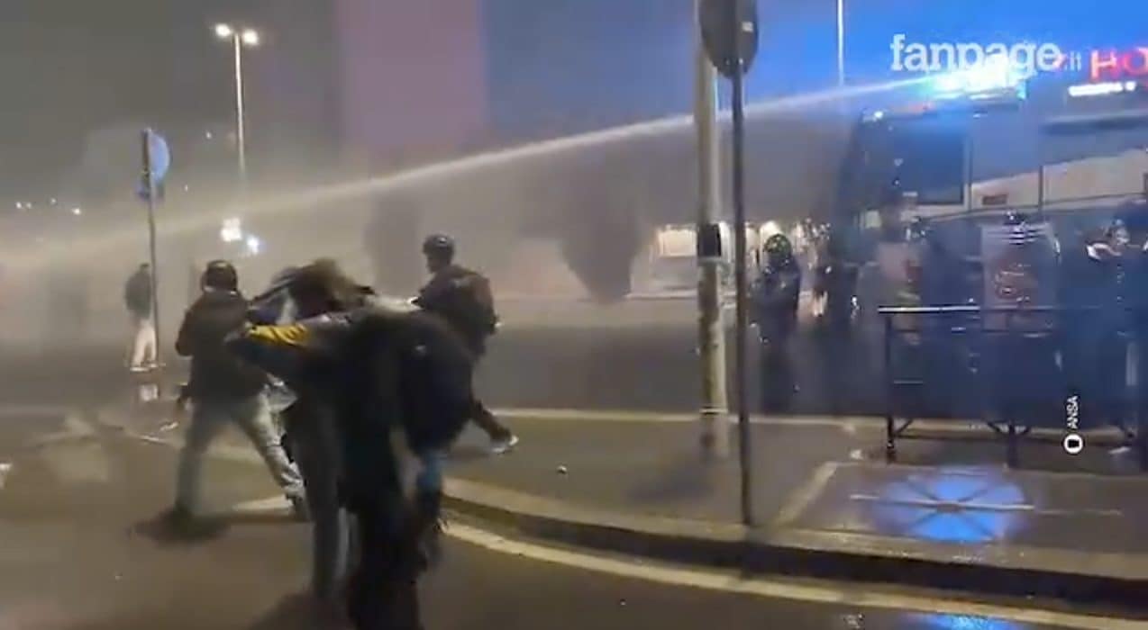 A Torino bloccati in piazza dalla polizia tra lacrimogeni e idranti, il racconto: "Camera a gas senza vie di fuga"