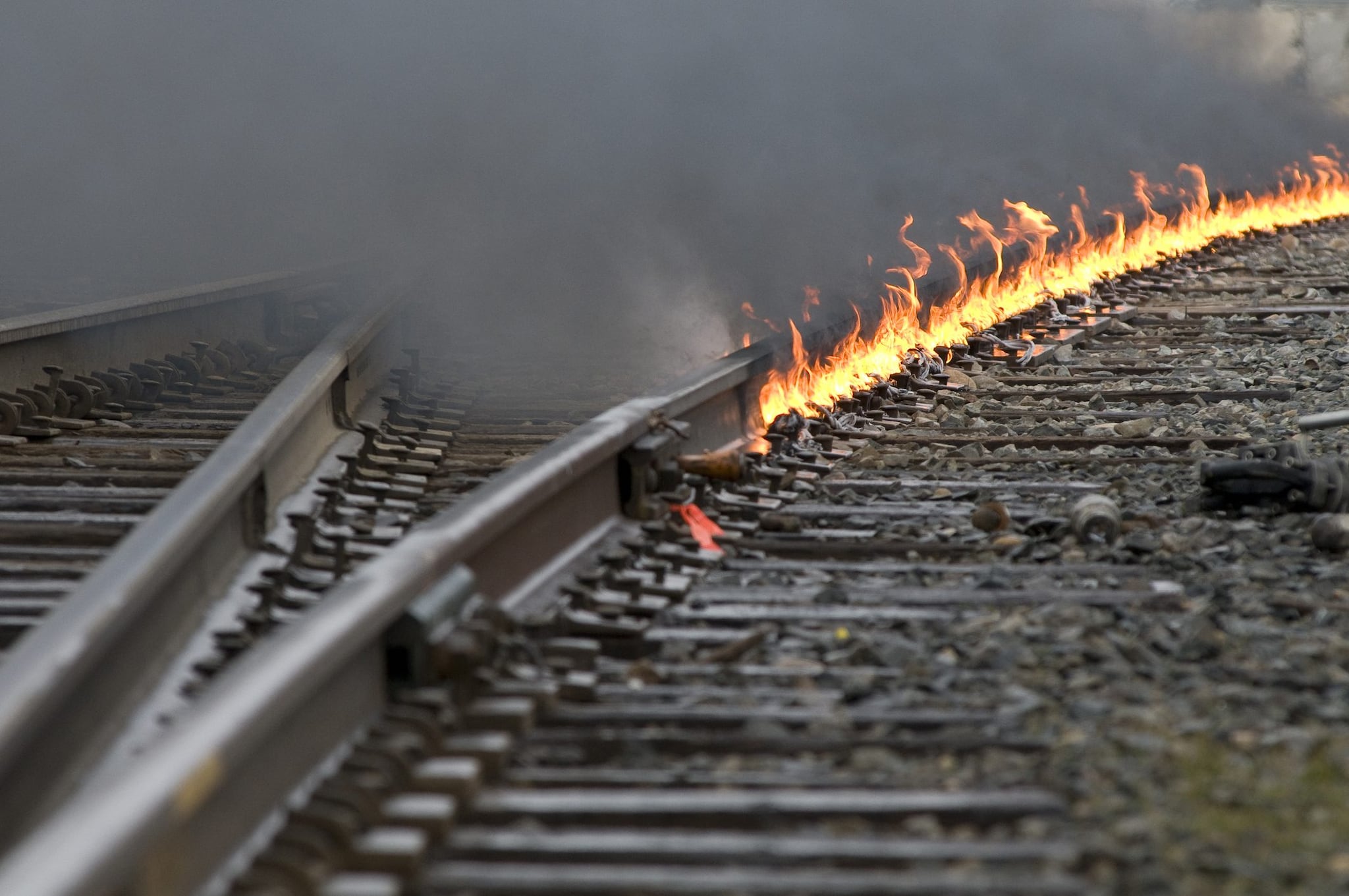 Linea ferroviaria Bologna-Milano bloccata per ore per incendio sui binari: ritardi dei treni fino a 130 minuti