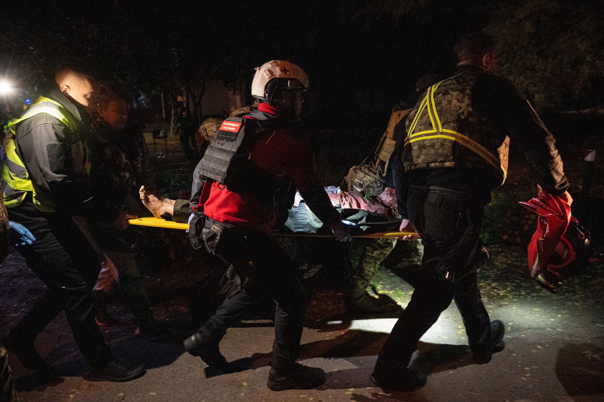 Nuovi raid russi su Kiev, 3 morti, danni a infrastrutture e black out. Zelensky: "Dagli alleati nessun preavviso"