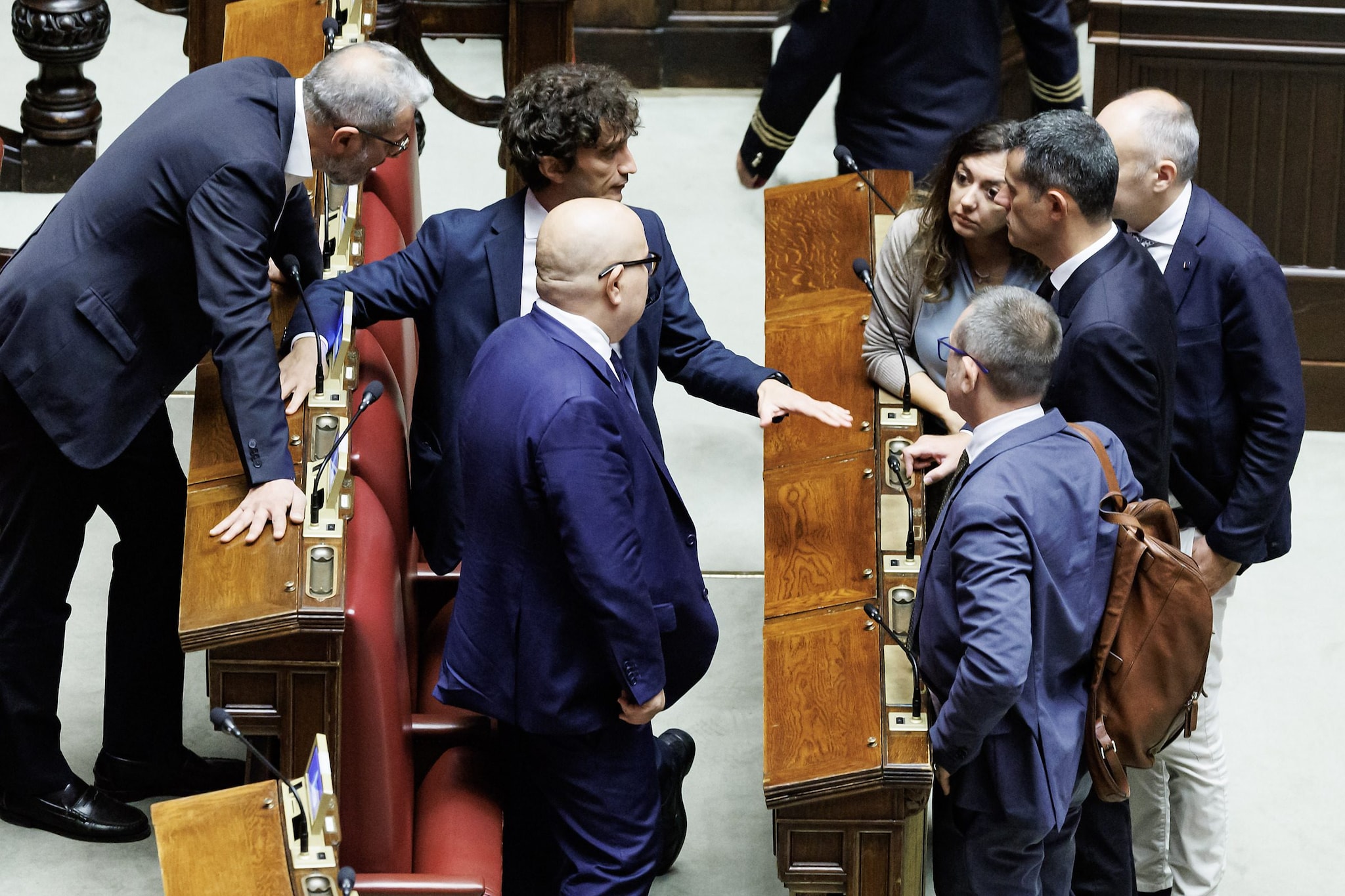 Minaccia delle urne, controllo dai banchi: così la maggioranza è rimasta compatta sulla legge elettorale